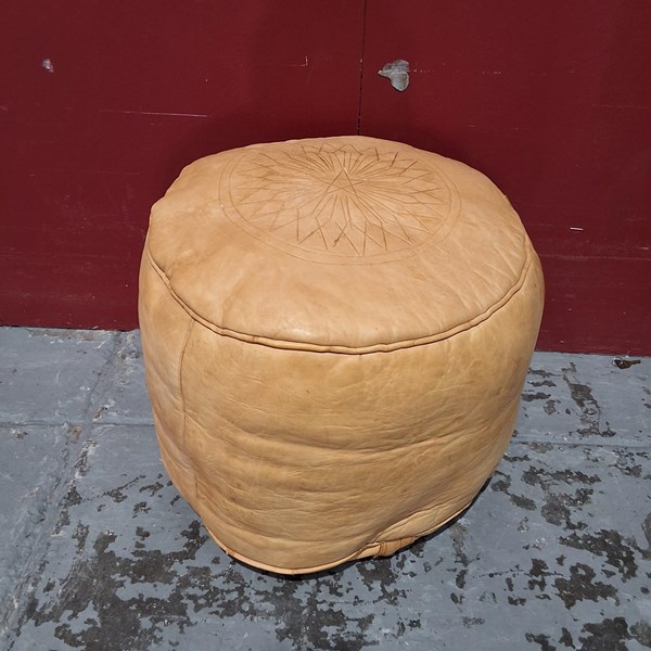 Lot 25 - POUFFE