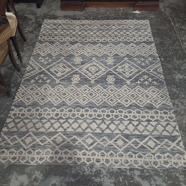 Lot 32 - FLOOR RUG