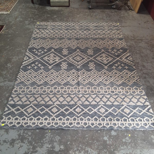 Lot 62 - FLOOR RUG