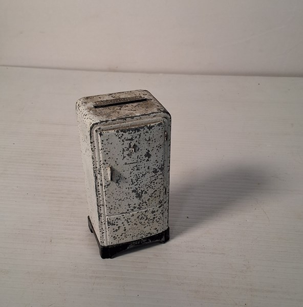 Lot 1187 - MONEYFRIDGE