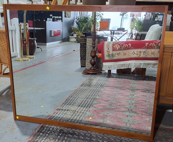 Lot 412 - WALL MIRROR