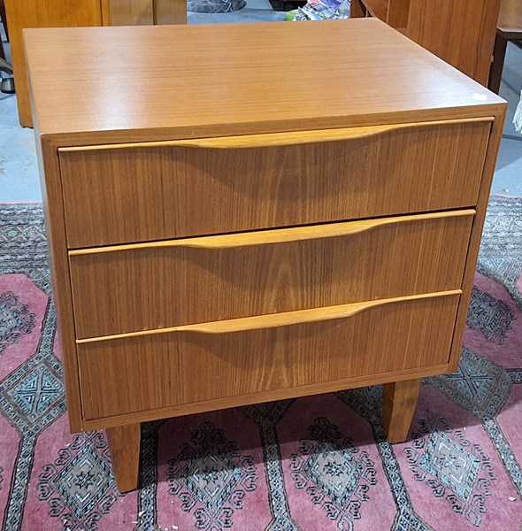 Lot 37 - BEDSIDE CHEST