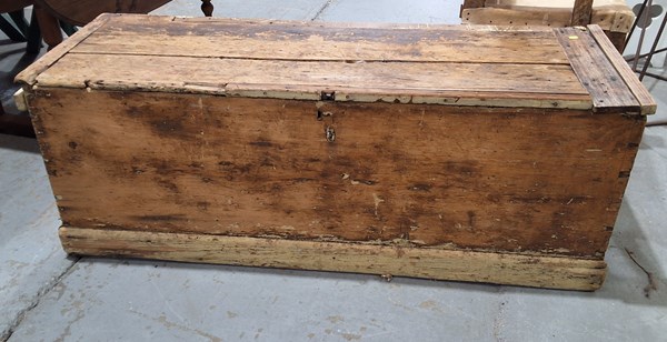 Lot 331 - VINTAGE TRUNK
