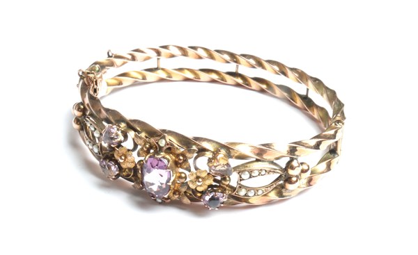 Lot 1013 - GOLD BANGLE