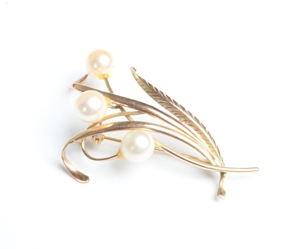 Lot 1021 - GOLD BROOCH