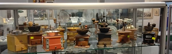 Lot 1407 - COFFEE GRINDERS