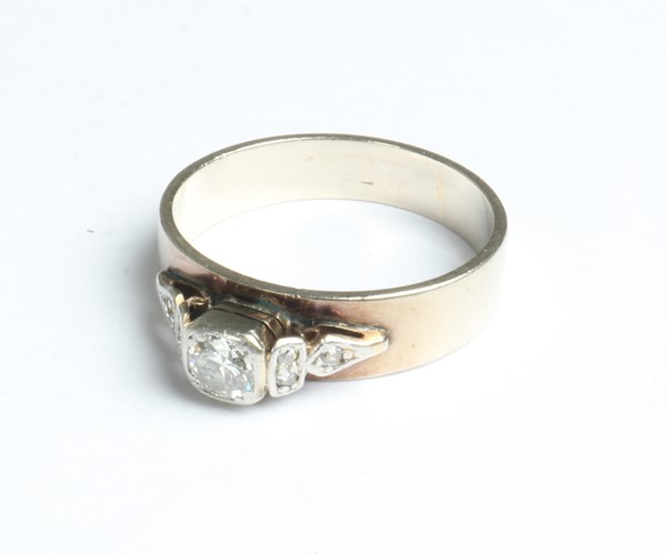 Lot 1002 - DIAMOND RING