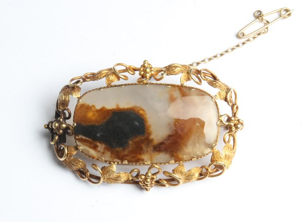 Lot 1011 - GOLD & AGATE BROOCH