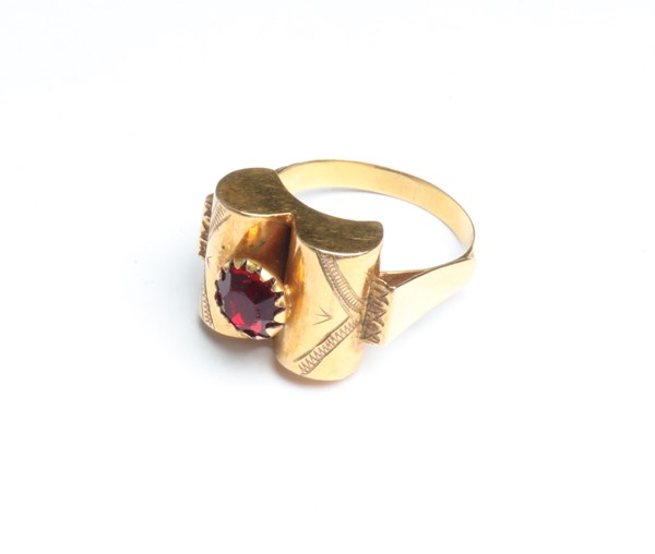 Lot 1014 - GOLD RING