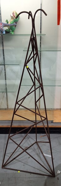 Lot 381 - PLANTER FRAME