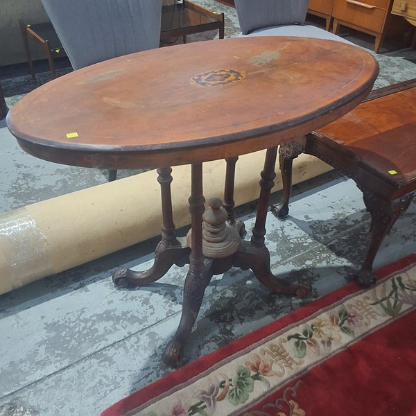 Lot 162 - SALON TABLE