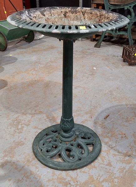 Lot 405 - BIRDBATH