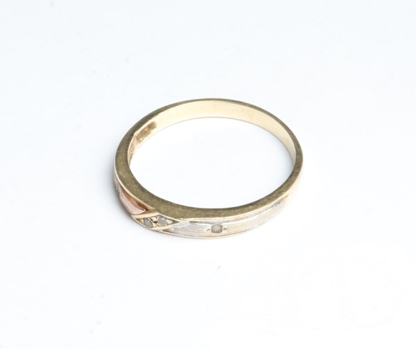 Lot 1003 - GOLD RING