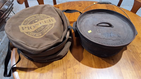 Lot 251 - DUTCH OVEN