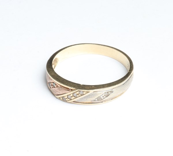 Lot 1005 - GOLD RING