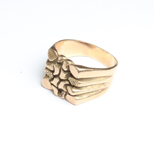 Lot 1007 - GOLD RING