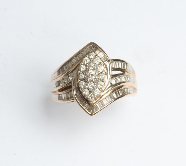 Lot 1009 - GOLD RING