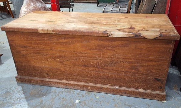 Lot 213 - LARGE TRUNK