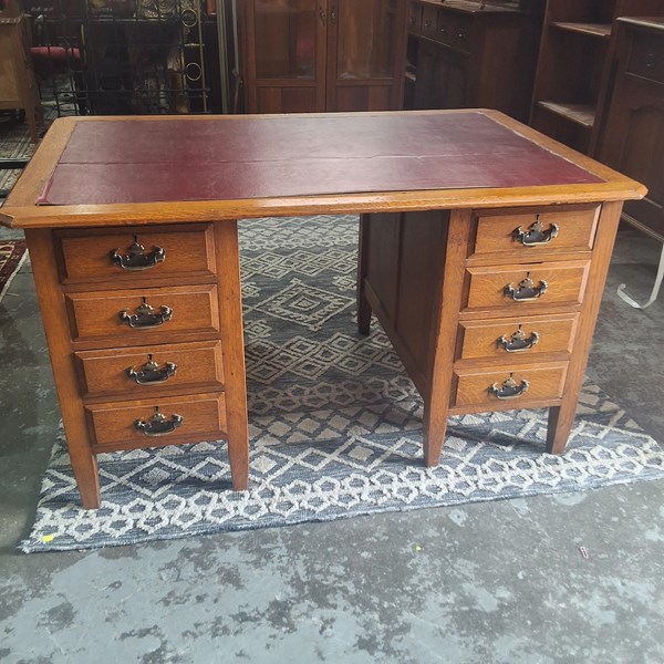 Lot 65 - DESK