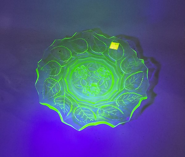 Lot 1372 - URANIUM GLASS
