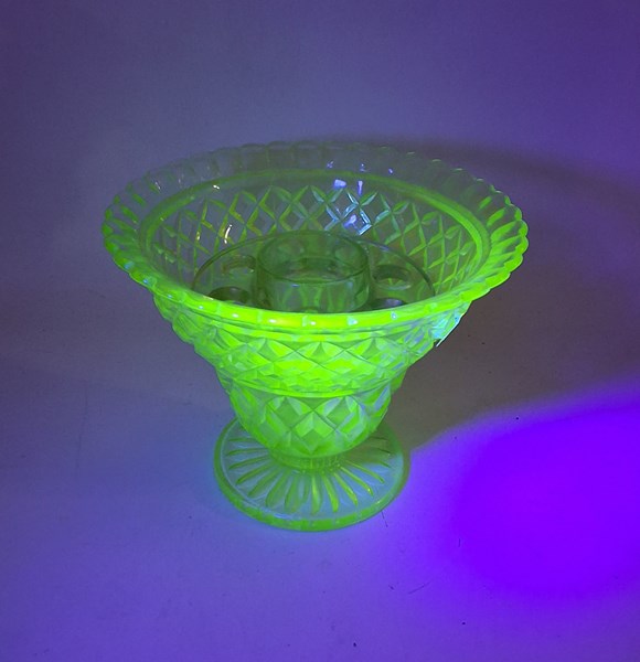 Lot 1371 - URANIUM GLASS