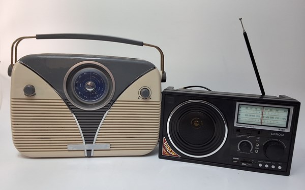 Lot 1353 - RADIOS