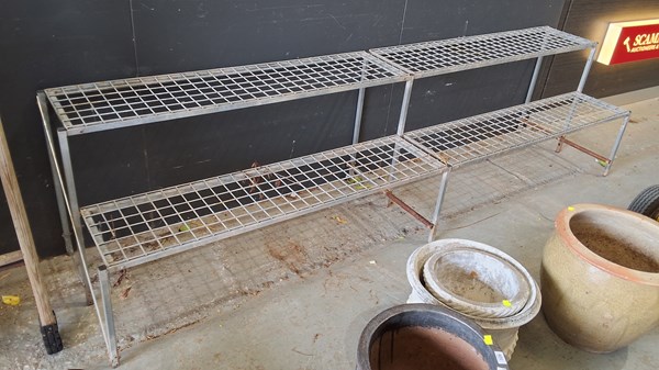 Lot 396 - POTTING STAND