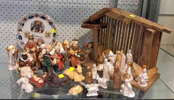 Lot 1388 - NATIVITY FIGURES