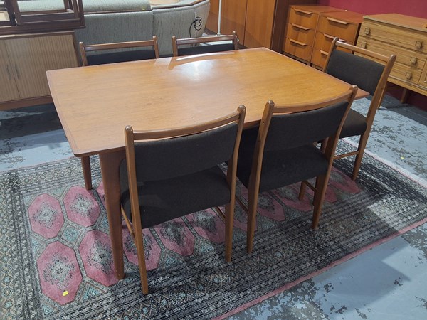 Lot 15 - DINING SUITE