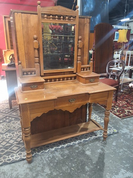 Lot 61 - DRESSING TABLE