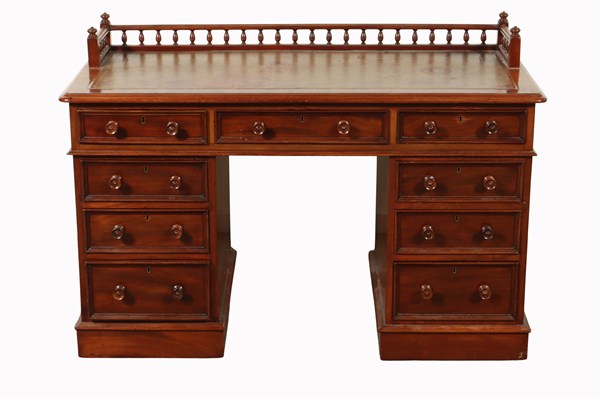 Lot 41 - KNEEHOLE DESK