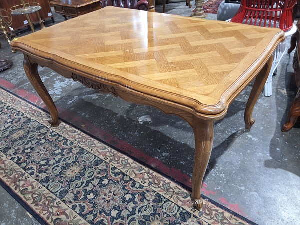 Lot 122 - DINING TABLE