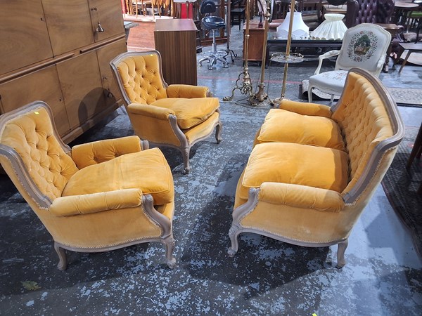 Lot 73 - LOUNGE SUITE