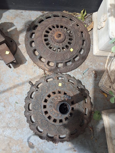 Lot 394 - UMBRELLA BASES