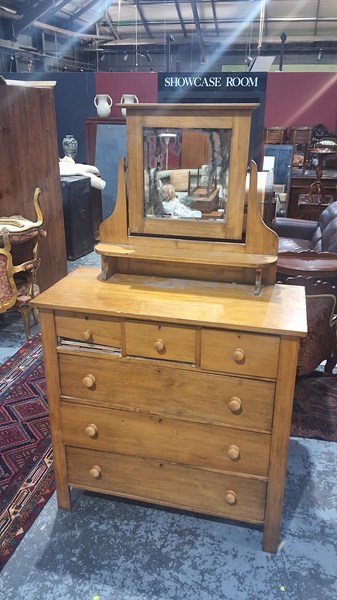 Lot 118 - DUTCHESS CHEST