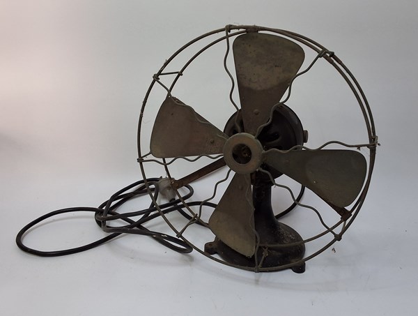 Lot 1422 - VINTAGE FAN