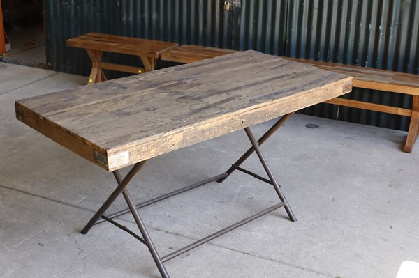 Lot 89 - DINING TABLE