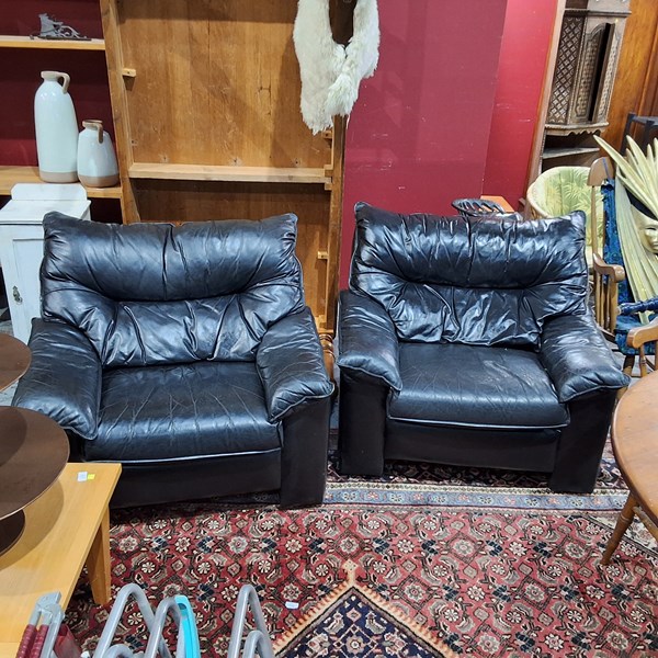 Lot 92 - PAIR OF LOUNGE CHAIRS