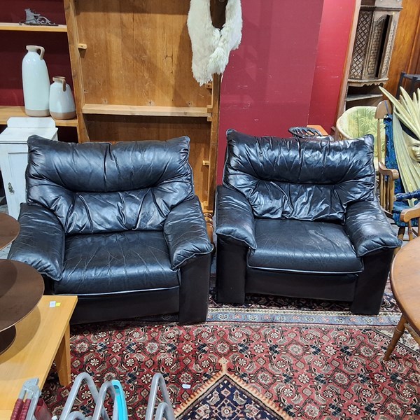 Lot 109 - PAIR OF LOUNGE CHAIRS