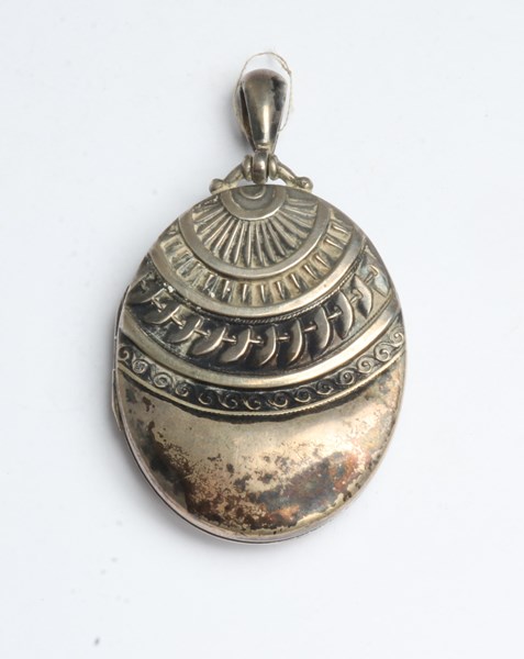 Lot 1081 - SILVER LOCKET