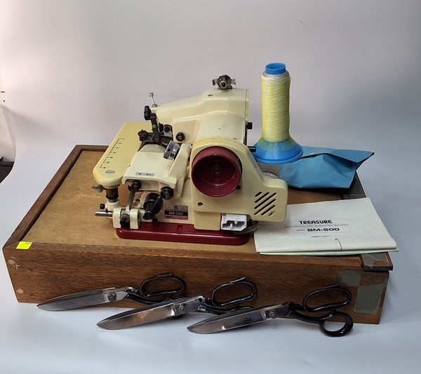 Lot 1442 - VINTAGE SEWING MACHINE