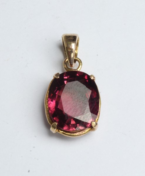 Lot 1016 - GOLD PENDANT