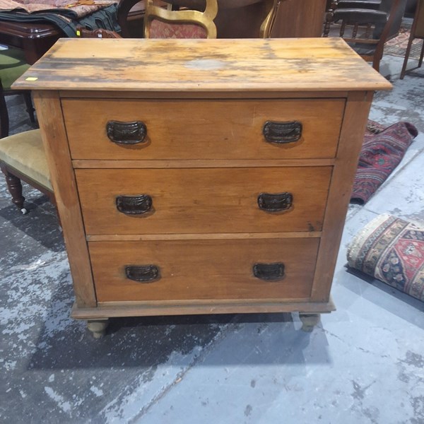 Lot 116 - CHEST OF DRAWERS