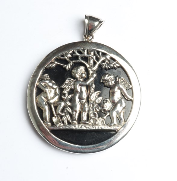 Lot 1075 - SILVER PENDANT