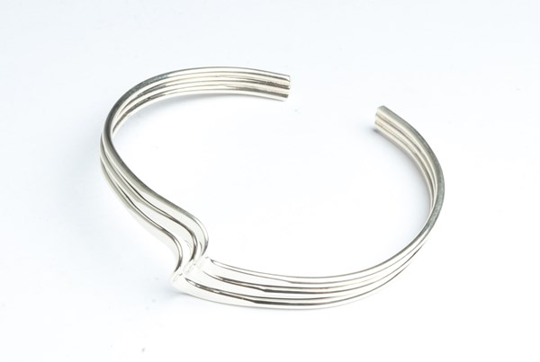 Lot 1057 - SILVER BANGLE