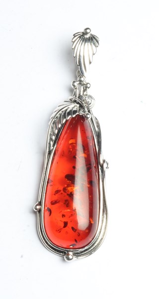 Lot 1077 - SILVER PENDANT