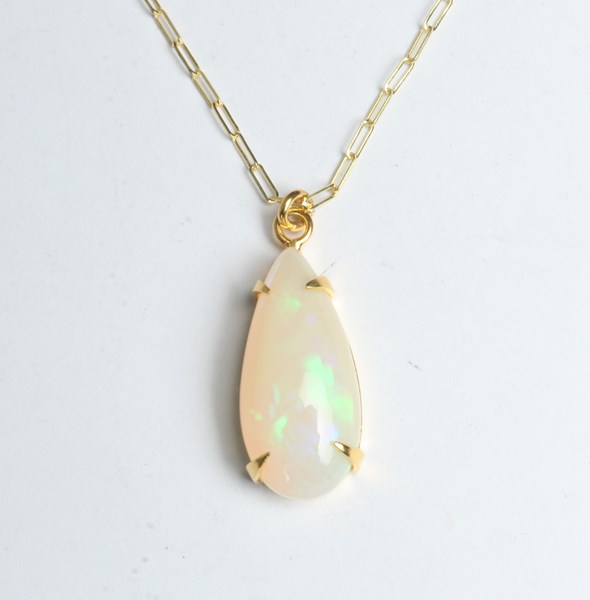 Lot 1044 - OPAL PENDANT