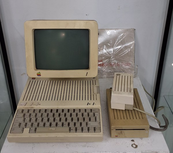 Lot 1491 - VINTAGE MACINTOSH