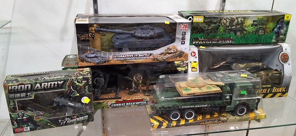 Lot 1451 - ARMY TOYS