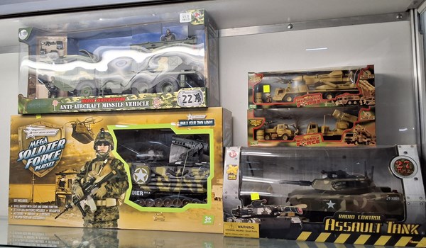 Lot 1455 - MILITARY TOYS